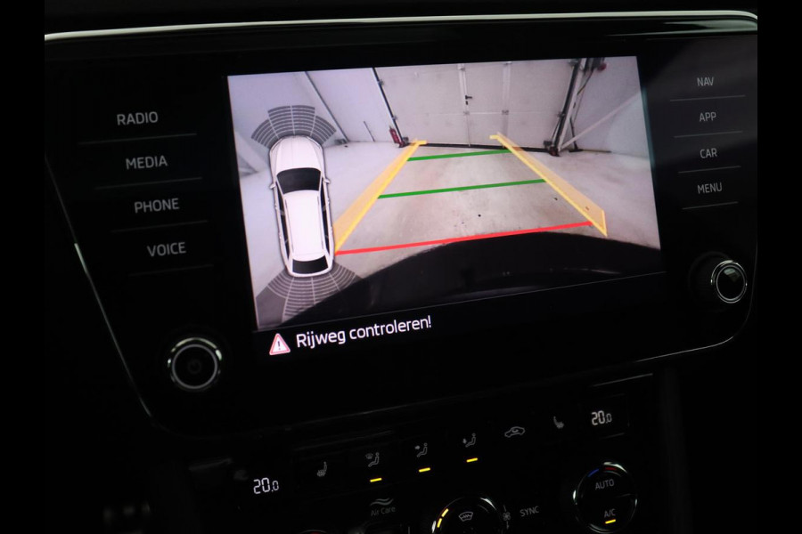 Škoda Superb 1.5 TSI Sportline | Panoramadak | Trekhaak | Stoelverwarming | Alcantara | Adaptive cruise | Camera | Carplay | Matrix LED | Climate control | Parkeerhulp | Sportstoelen