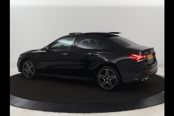 Mercedes-Benz A-Klasse 250e AMG Line | Panoramadak | Stoelverwarming | Camera | Leder/Alcantara | Sfeerverlichting | Widescreen | Park Assist | Navigatie | Climate control | Full LED | PHEV | Plug In
