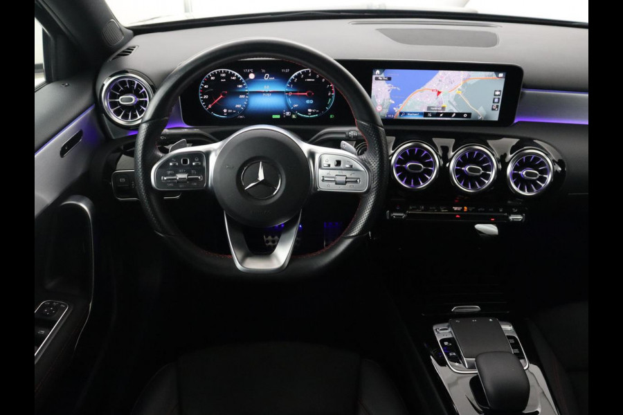 Mercedes-Benz A-Klasse 250e AMG Line | Panoramadak | Stoelverwarming | Camera | Leder/Alcantara | Sfeerverlichting | Widescreen | Park Assist | Navigatie | Climate control | Full LED | PHEV | Plug In