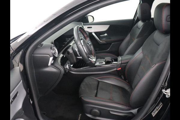 Mercedes-Benz A-Klasse 250e AMG Line | Panoramadak | Stoelverwarming | Camera | Leder/Alcantara | Sfeerverlichting | Widescreen | Park Assist | Navigatie | Climate control | Full LED | PHEV | Plug In