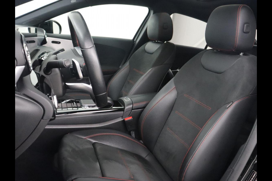 Mercedes-Benz A-Klasse 250e AMG Line | Panoramadak | Stoelverwarming | Camera | Leder/Alcantara | Sfeerverlichting | Widescreen | Park Assist | Navigatie | Climate control | Full LED | PHEV | Plug In
