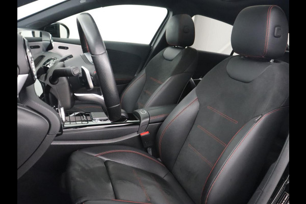 Mercedes-Benz A-Klasse 250e AMG Line | Panoramadak | Stoelverwarming | Camera | Leder/Alcantara | Sfeerverlichting | Widescreen | Park Assist | Navigatie | Climate control | Full LED | PHEV | Plug In