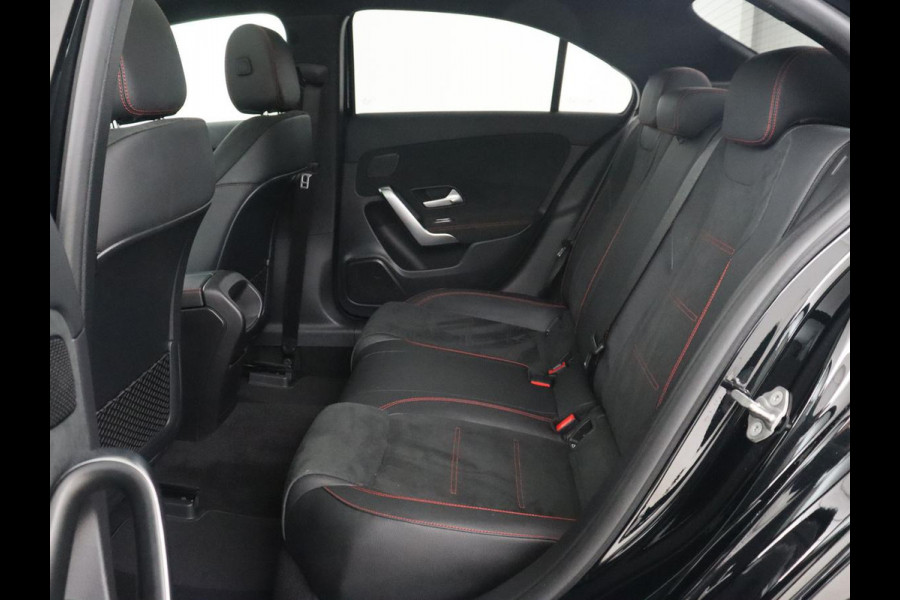 Mercedes-Benz A-Klasse 250e AMG Line | Panoramadak | Stoelverwarming | Camera | Leder/Alcantara | Sfeerverlichting | Widescreen | Park Assist | Navigatie | Climate control | Full LED | PHEV | Plug In