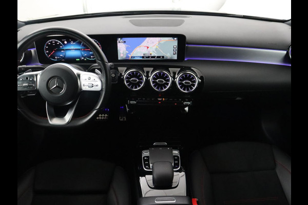 Mercedes-Benz A-Klasse 250e AMG Line | Panoramadak | Stoelverwarming | Camera | Leder/Alcantara | Sfeerverlichting | Widescreen | Park Assist | Navigatie | Climate control | Full LED | PHEV | Plug In