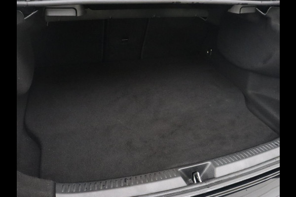 Mercedes-Benz A-Klasse 250e AMG Line | Panoramadak | Stoelverwarming | Camera | Leder/Alcantara | Sfeerverlichting | Widescreen | Park Assist | Navigatie | Climate control | Full LED | PHEV | Plug In