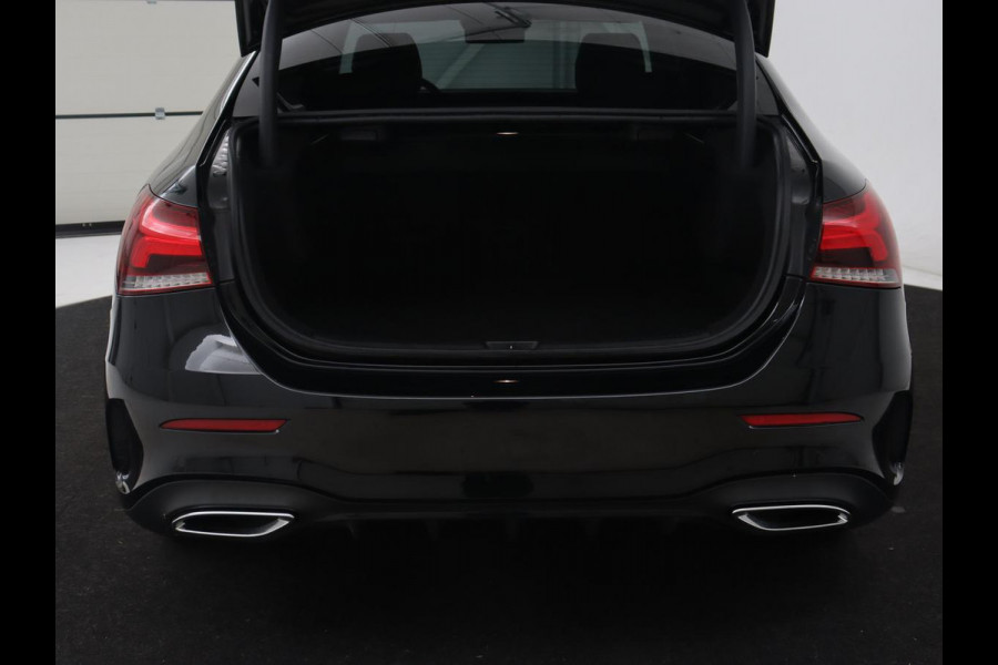 Mercedes-Benz A-Klasse 250e AMG Line | Panoramadak | Stoelverwarming | Camera | Leder/Alcantara | Sfeerverlichting | Widescreen | Park Assist | Navigatie | Climate control | Full LED | PHEV | Plug In