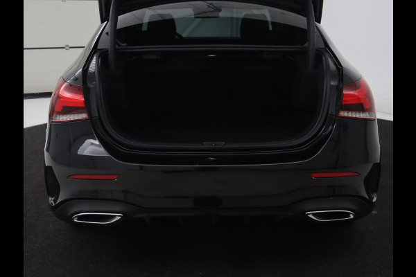 Mercedes-Benz A-Klasse 250e AMG Line | Panoramadak | Stoelverwarming | Camera | Leder/Alcantara | Sfeerverlichting | Widescreen | Park Assist | Navigatie | Climate control | Full LED | PHEV | Plug In