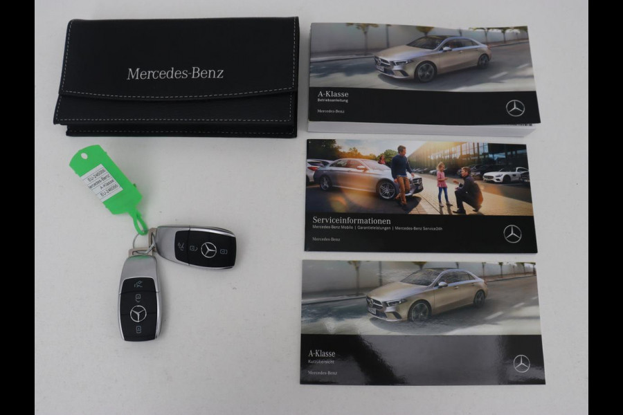 Mercedes-Benz A-Klasse 250e AMG Line | Panoramadak | Stoelverwarming | Camera | Leder/Alcantara | Sfeerverlichting | Widescreen | Park Assist | Navigatie | Climate control | Full LED | PHEV | Plug In