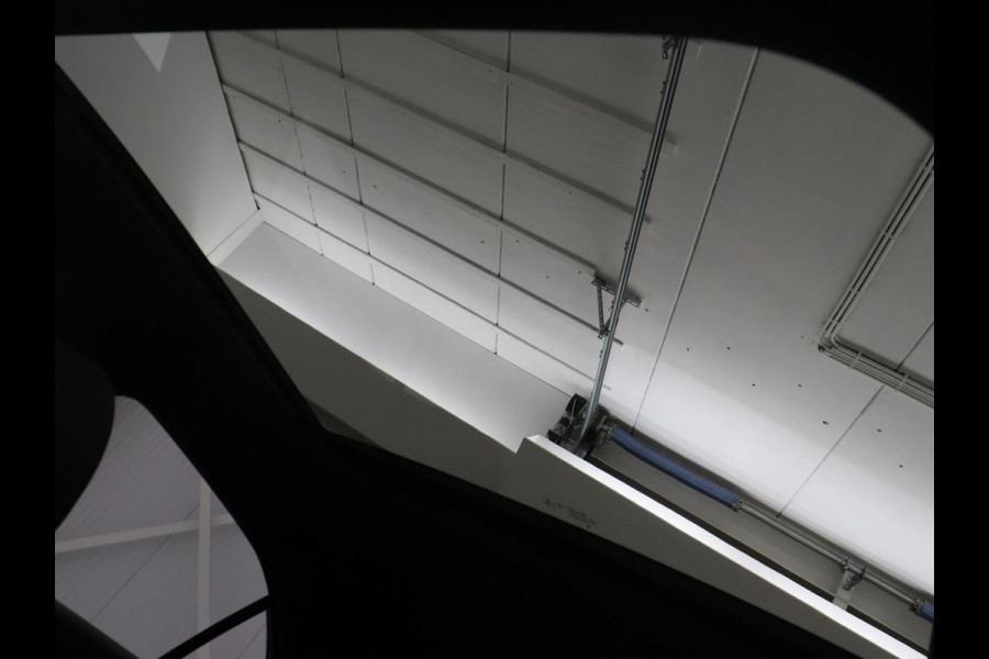 Mercedes-Benz A-Klasse 250e AMG Line | Panoramadak | Stoelverwarming | Camera | Leder/Alcantara | Sfeerverlichting | Widescreen | Park Assist | Navigatie | Climate control | Full LED | PHEV | Plug In