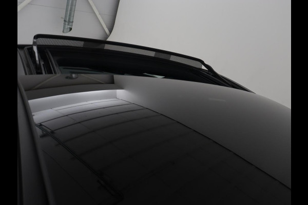 Mercedes-Benz A-Klasse 250e AMG Line | Panoramadak | Stoelverwarming | Camera | Leder/Alcantara | Sfeerverlichting | Widescreen | Park Assist | Navigatie | Climate control | Full LED | PHEV | Plug In