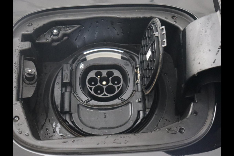 Mercedes-Benz A-Klasse 250e AMG Line | Panoramadak | Stoelverwarming | Camera | Leder/Alcantara | Sfeerverlichting | Widescreen | Park Assist | Navigatie | Climate control | Full LED | PHEV | Plug In