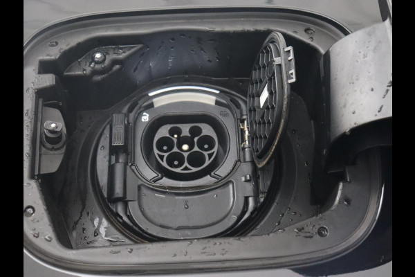 Mercedes-Benz A-Klasse 250e AMG Line | Panoramadak | Stoelverwarming | Camera | Leder/Alcantara | Sfeerverlichting | Widescreen | Park Assist | Navigatie | Climate control | Full LED | PHEV | Plug In