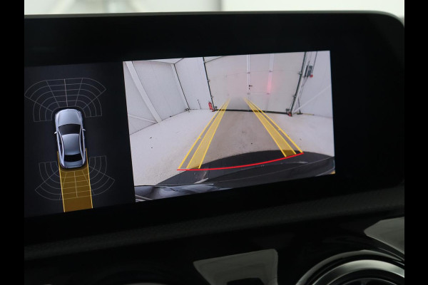 Mercedes-Benz A-Klasse 250e AMG Line | Panoramadak | Stoelverwarming | Camera | Leder/Alcantara | Sfeerverlichting | Widescreen | Park Assist | Navigatie | Climate control | Full LED | PHEV | Plug In