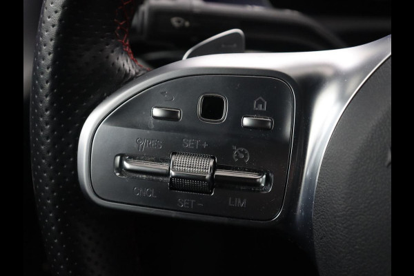 Mercedes-Benz A-Klasse 250e AMG Line | Panoramadak | Stoelverwarming | Camera | Leder/Alcantara | Sfeerverlichting | Widescreen | Park Assist | Navigatie | Climate control | Full LED | PHEV | Plug In