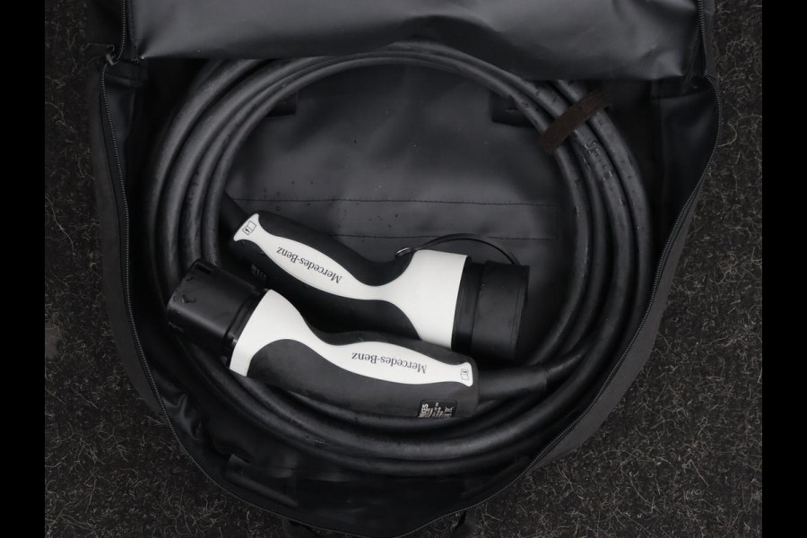 Mercedes-Benz A-Klasse 250e AMG Line | Panoramadak | Stoelverwarming | Camera | Leder/Alcantara | Sfeerverlichting | Widescreen | Park Assist | Navigatie | Climate control | Full LED | PHEV | Plug In