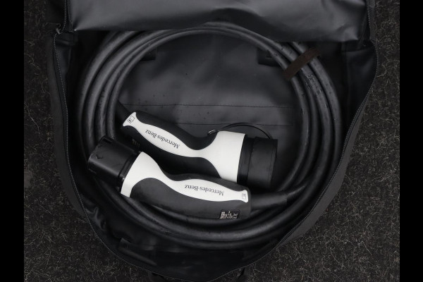 Mercedes-Benz A-Klasse 250e AMG Line | Panoramadak | Stoelverwarming | Camera | Leder/Alcantara | Sfeerverlichting | Widescreen | Park Assist | Navigatie | Climate control | Full LED | PHEV | Plug In