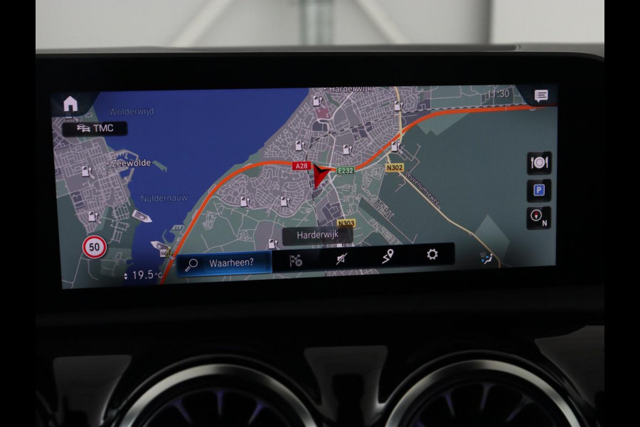 Mercedes-Benz A-Klasse 250e AMG Line | Panoramadak | Stoelverwarming | Camera | Leder/Alcantara | Sfeerverlichting | Widescreen | Park Assist | Navigatie | Climate control | Full LED | PHEV | Plug In