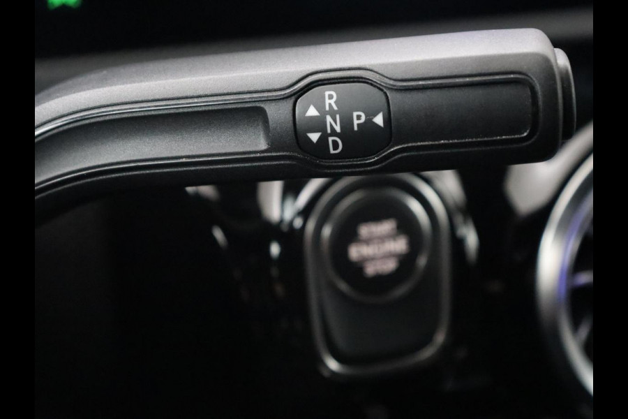 Mercedes-Benz A-Klasse 250e AMG Line | Panoramadak | Stoelverwarming | Camera | Leder/Alcantara | Sfeerverlichting | Widescreen | Park Assist | Navigatie | Climate control | Full LED | PHEV | Plug In