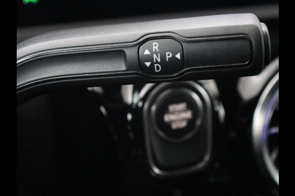 Mercedes-Benz A-Klasse 250e AMG Line | Panoramadak | Stoelverwarming | Camera | Leder/Alcantara | Sfeerverlichting | Widescreen | Park Assist | Navigatie | Climate control | Full LED | PHEV | Plug In