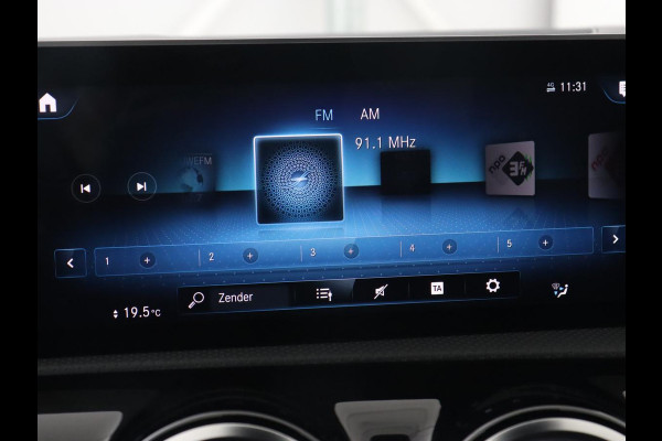 Mercedes-Benz A-Klasse 250e AMG Line | Panoramadak | Stoelverwarming | Camera | Leder/Alcantara | Sfeerverlichting | Widescreen | Park Assist | Navigatie | Climate control | Full LED | PHEV | Plug In