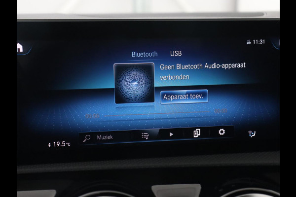 Mercedes-Benz A-Klasse 250e AMG Line | Panoramadak | Stoelverwarming | Camera | Leder/Alcantara | Sfeerverlichting | Widescreen | Park Assist | Navigatie | Climate control | Full LED | PHEV | Plug In