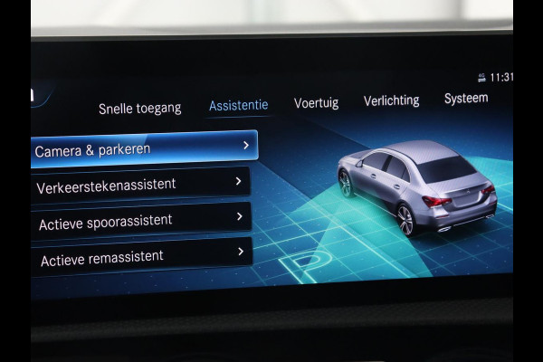 Mercedes-Benz A-Klasse 250e AMG Line | Panoramadak | Stoelverwarming | Camera | Leder/Alcantara | Sfeerverlichting | Widescreen | Park Assist | Navigatie | Climate control | Full LED | PHEV | Plug In