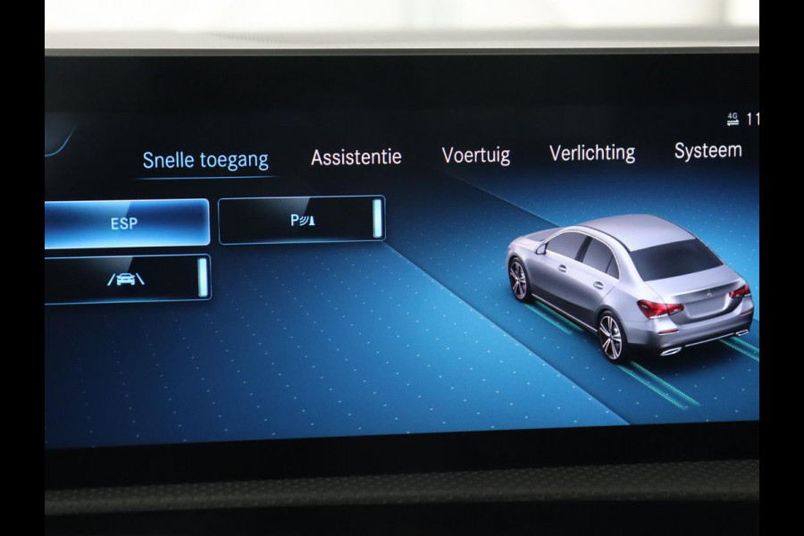 Mercedes-Benz A-Klasse 250e AMG Line | Panoramadak | Stoelverwarming | Camera | Leder/Alcantara | Sfeerverlichting | Widescreen | Park Assist | Navigatie | Climate control | Full LED | PHEV | Plug In