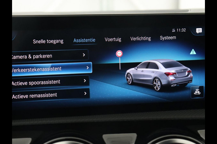 Mercedes-Benz A-Klasse 250e AMG Line | Panoramadak | Stoelverwarming | Camera | Leder/Alcantara | Sfeerverlichting | Widescreen | Park Assist | Navigatie | Climate control | Full LED | PHEV | Plug In