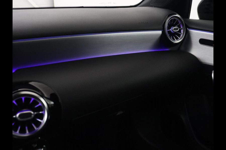 Mercedes-Benz A-Klasse 250e AMG Line | Panoramadak | Stoelverwarming | Camera | Leder/Alcantara | Sfeerverlichting | Widescreen | Park Assist | Navigatie | Climate control | Full LED | PHEV | Plug In