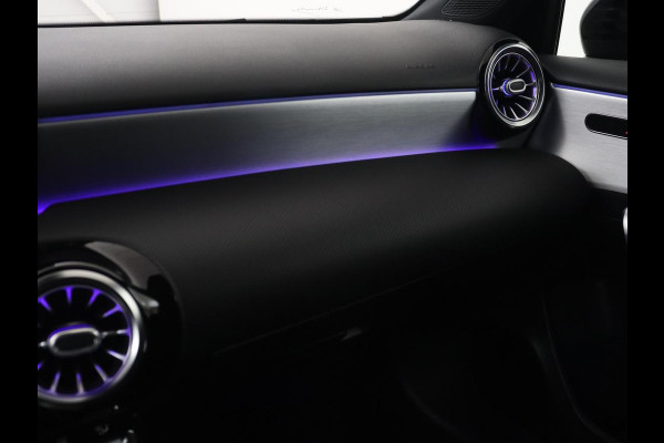 Mercedes-Benz A-Klasse 250e AMG Line | Panoramadak | Stoelverwarming | Camera | Leder/Alcantara | Sfeerverlichting | Widescreen | Park Assist | Navigatie | Climate control | Full LED | PHEV | Plug In