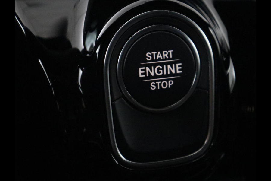 Mercedes-Benz A-Klasse 250e AMG Line | Panoramadak | Stoelverwarming | Camera | Leder/Alcantara | Sfeerverlichting | Widescreen | Park Assist | Navigatie | Climate control | Full LED | PHEV | Plug In