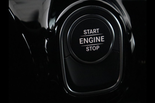 Mercedes-Benz A-Klasse 250e AMG Line | Panoramadak | Stoelverwarming | Camera | Leder/Alcantara | Sfeerverlichting | Widescreen | Park Assist | Navigatie | Climate control | Full LED | PHEV | Plug In