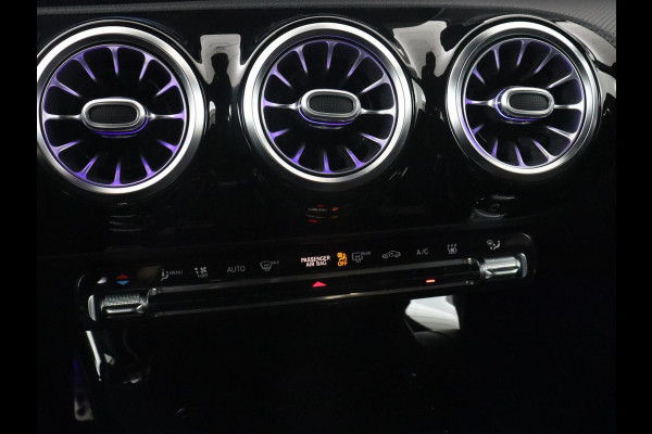 Mercedes-Benz A-Klasse 250e AMG Line | Panoramadak | Stoelverwarming | Camera | Leder/Alcantara | Sfeerverlichting | Widescreen | Park Assist | Navigatie | Climate control | Full LED | PHEV | Plug In
