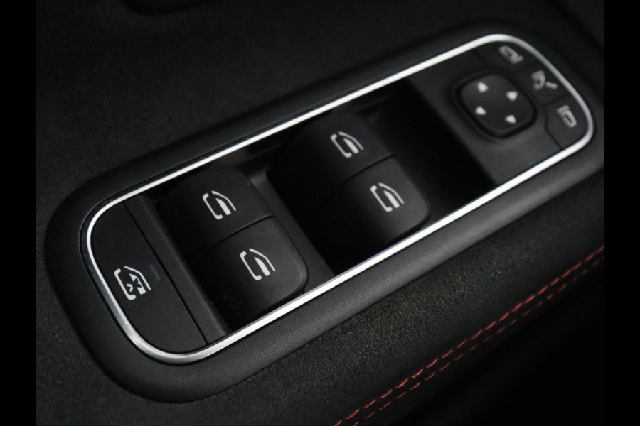 Mercedes-Benz A-Klasse 250e AMG Line | Panoramadak | Stoelverwarming | Camera | Leder/Alcantara | Sfeerverlichting | Widescreen | Park Assist | Navigatie | Climate control | Full LED | PHEV | Plug In