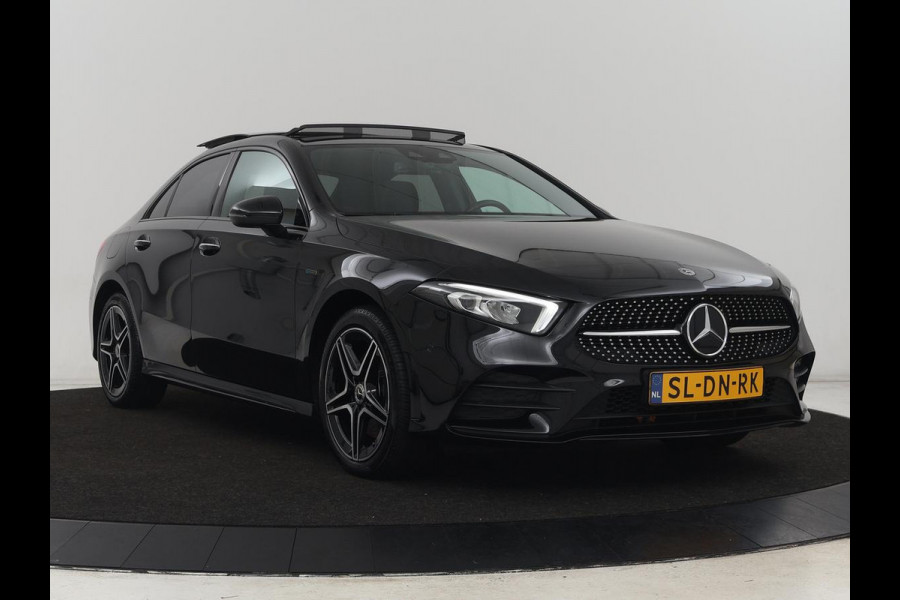 Mercedes-Benz A-Klasse 250e AMG Line | Panoramadak | Stoelverwarming | Camera | Leder/Alcantara | Sfeerverlichting | Widescreen | Park Assist | Navigatie | Climate control | Full LED | PHEV | Plug In