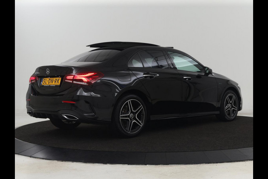 Mercedes-Benz A-Klasse 250e AMG Line | Panoramadak | Stoelverwarming | Camera | Leder/Alcantara | Sfeerverlichting | Widescreen | Park Assist | Navigatie | Climate control | Full LED | PHEV | Plug In