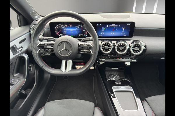 Mercedes-Benz A-Klasse 250 e AMG Line Panoramadak | 19"Velg | Sfeer | Elektrisch Stoel(en) met geheugen | Camera |