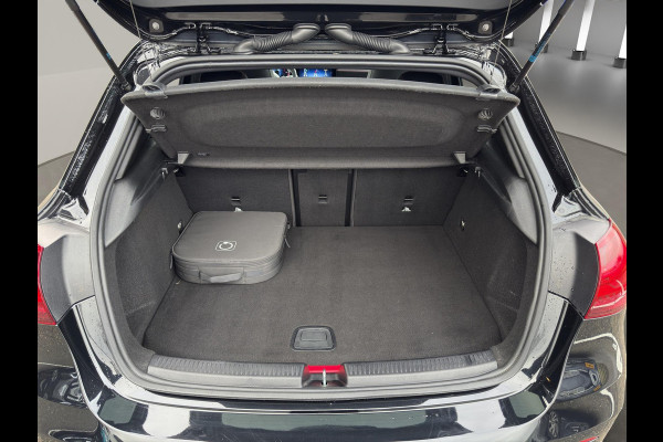 Mercedes-Benz A-Klasse 250 e AMG Line Panoramadak | 19"Velg | Sfeer | Elektrisch Stoel(en) met geheugen | Camera |