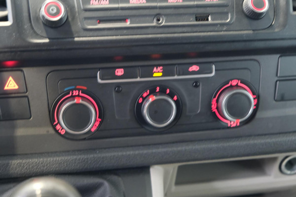Volkswagen Transporter 2.0 TDI L2H1 150 PK - Airco, Trekhaak.