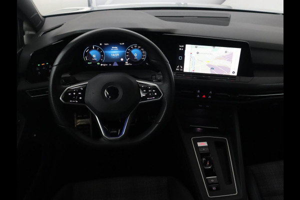 Volkswagen Golf 1.4 eHybrid GTE | Stoelverarming | Trekhaak | Carplay | Adaptive cruise | 18'' | Sportstoelen | Navigatie | Sfeerverlichting | Climate control | Parkeerhulp | PHEV | Plug In
