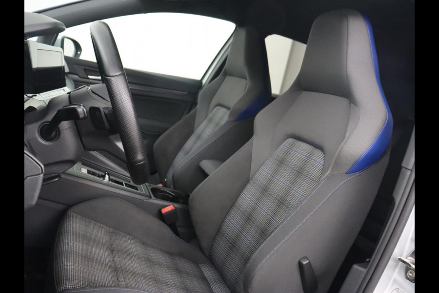 Volkswagen Golf 1.4 eHybrid GTE | Stoelverarming | Trekhaak | Carplay | Adaptive cruise | 18'' | Sportstoelen | Navigatie | Sfeerverlichting | Climate control | Parkeerhulp | PHEV | Plug In