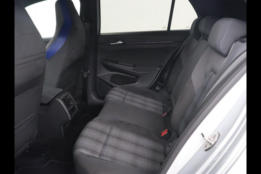 Volkswagen Golf 1.4 eHybrid GTE | Stoelverarming | Trekhaak | Carplay | Adaptive cruise | 18'' | Sportstoelen | Navigatie | Sfeerverlichting | Climate control | Parkeerhulp | PHEV | Plug In