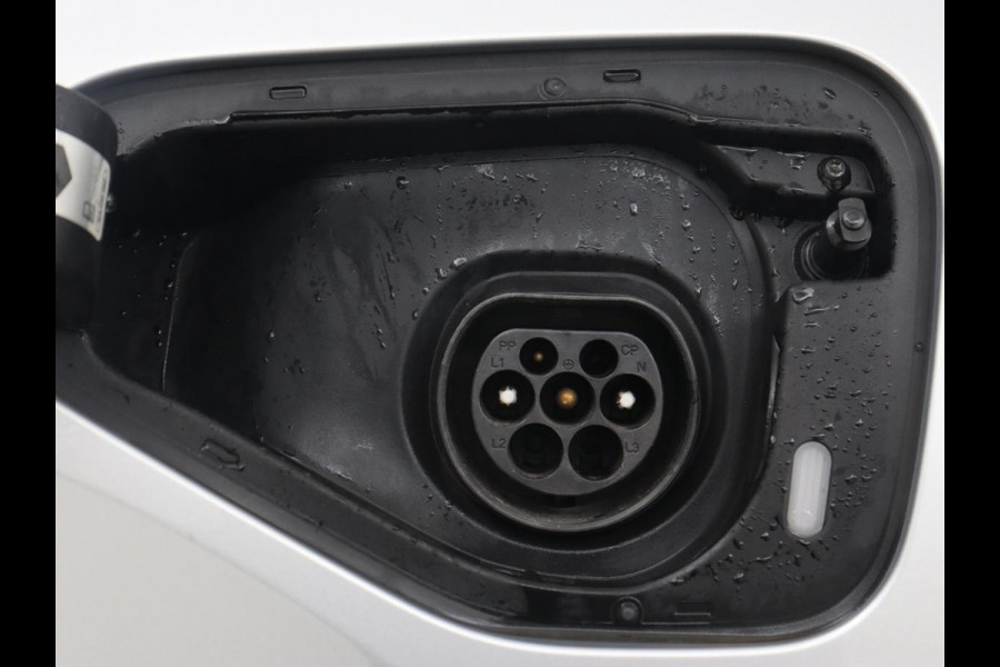 Volkswagen Golf 1.4 eHybrid GTE | Stoelverarming | Trekhaak | Carplay | Adaptive cruise | 18'' | Sportstoelen | Navigatie | Sfeerverlichting | Climate control | Parkeerhulp | PHEV | Plug In