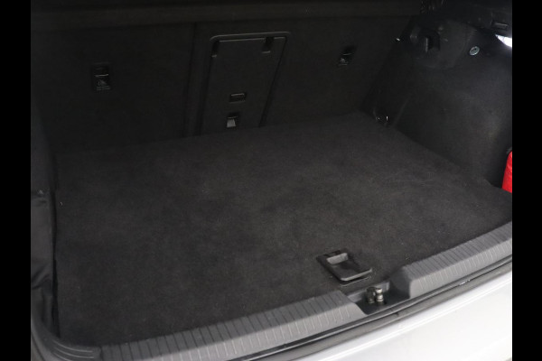 Volkswagen Golf 1.4 eHybrid GTE | Stoelverarming | Trekhaak | Carplay | Adaptive cruise | 18'' | Sportstoelen | Navigatie | Sfeerverlichting | Climate control | Parkeerhulp | PHEV | Plug In