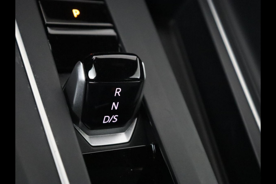 Volkswagen Golf 1.4 eHybrid GTE | Stoelverarming | Trekhaak | Carplay | Adaptive cruise | 18'' | Sportstoelen | Navigatie | Sfeerverlichting | Climate control | Parkeerhulp | PHEV | Plug In