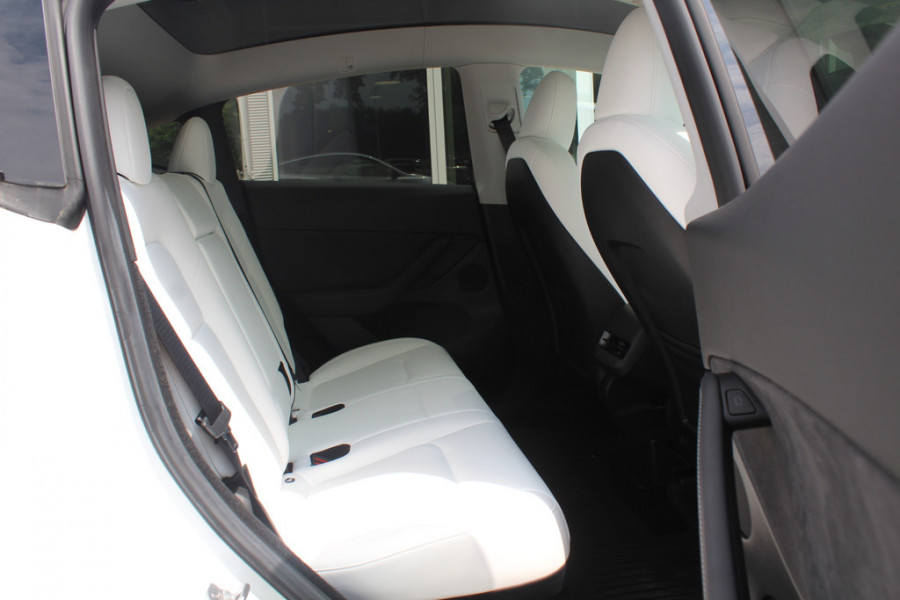 Tesla Model Y Performance AWD 75 kWh / Trekhaak / Autopilot / Panoramadak / Camera / 21'' / Keyless / Leder / Dodehoek / Navigatie / Stoelverwarming