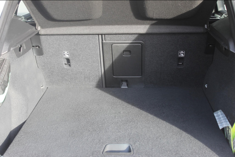 Volvo XC40 T4 211PK Autm. Plug-in hybrid Plus Dark Semi elektrisch wegklapbare trekhaak / Elektrisch bedienbare bestuurdersstoel met geheugen / Harman Kardon Audio