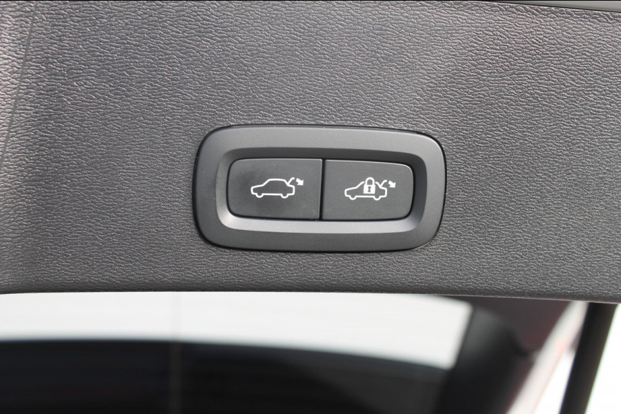 Volvo XC40 T4 211PK Autm. Plug-in hybrid Plus Dark Semi elektrisch wegklapbare trekhaak / Elektrisch bedienbare bestuurdersstoel met geheugen / Harman Kardon Audio