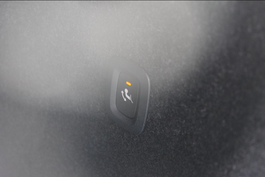 Volvo XC40 T4 211PK Autm. Plug-in hybrid Plus Dark Semi elektrisch wegklapbare trekhaak / Elektrisch bedienbare bestuurdersstoel met geheugen / Harman Kardon Audio