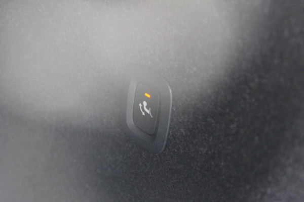 Volvo XC40 T4 211PK Autm. Plug-in hybrid Plus Dark Semi elektrisch wegklapbare trekhaak / Elektrisch bedienbare bestuurdersstoel met geheugen / Harman Kardon Audio